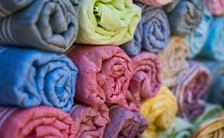 tessuti di diversi colori arrotolati
