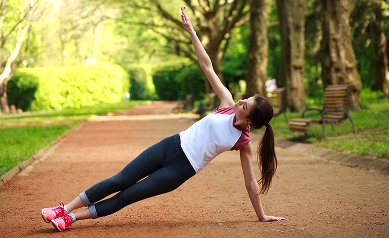 giovane donna che fa esercizio in un parco