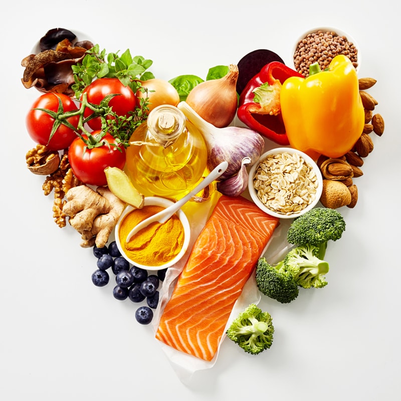composizione di alimenti da preferire per la psoriasi: salmone, frutta, verdura e frutta secca