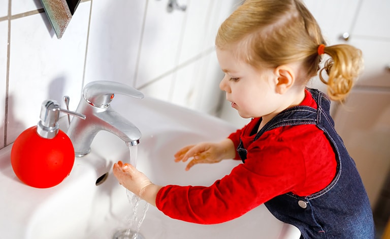 bambina che si lava le mani