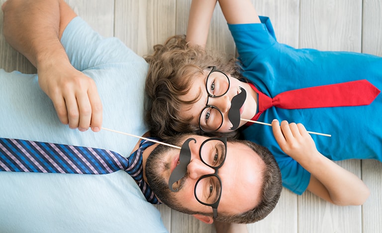 padre e figlio con occhiali e baffi finti